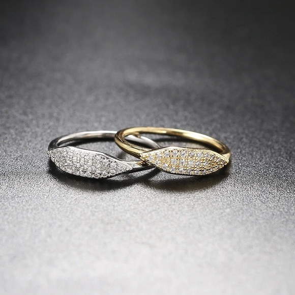 Minimalist leaf-shaped CZ ring (champagne & silver) - Picture 1 of 6